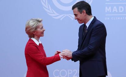 La presidenta de la Comisión Europea, Ursula von der Leyen, saluda a Pedro Sánchez, el pasado lunes, en Madrid.