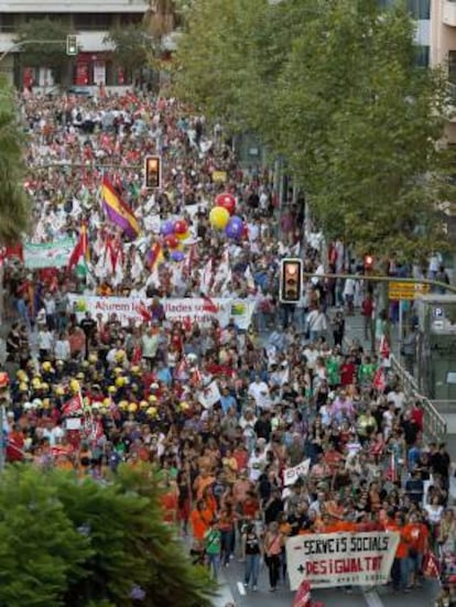 Miles de personas se han manifestado esta tarde en Palma de Mallorca contra los recortes de prestaciones sociales y derechos laborales y para exigir al Gobierno que consulte a la ciudadanía sobre su política de reducción del déficit.