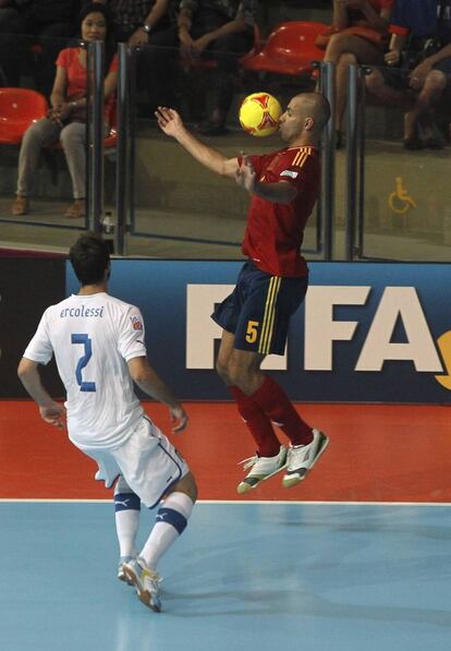 Fernandao controla el balón, ante Ercolessi