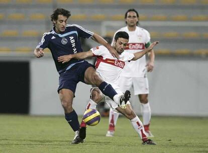 Urzaiz, a la izquierda, lucha ayer por un balón con Basturk.