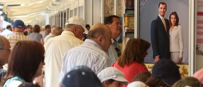 Los príncipes de Asturias 'observan' al público de la feria.