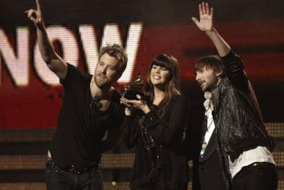 Charles Kelley, Dave Haywood y Hillary Scott celebran el galardón al mejor álbum country, uno de los seis gramófonos a los que aspiraban.