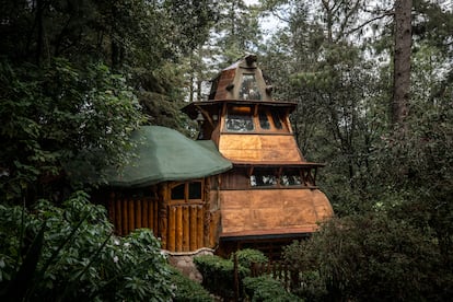 Una torre de madera recubierta de cobre con forma de pirámide cuadrada forma parte del conjunto de casas de Maussan.