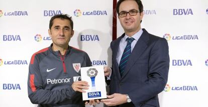 Ernesto Valverde junto a Jorge Sáenz-Azcúnaga, director de la Territorial Norte de BBVA, este martes en Lezama. 