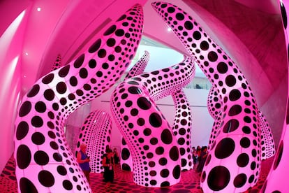 Yayoi Kusama ha convertido los lunares en su seña de identidad. La artista viva más importante de Japón (tiene 92 años) protagoniza la nueva exposición del Tel Aviv Museum of Art. <a href="https://tamuseum.org.il/en/exhibition/yayoi-kusama-a-retrospective/" target="_blank">'Yayoi Kusama: A Retrospective'</a>, la primera gran exhibición que se le dedica en Israel, comienza con dos dibujos de cuando tenía 5 y 9 años, y en los que ya utilizaba puntos, y reúne hasta 250 trabajos que ha realizado a lo largo de ocho décadas. Sus salas de espejos e instalaciones a gran escala por supuesto tienen su lugar en la muestra, para la que Kusama ha creado dos nuevas obras que se visitan al final, entre ellas 'A Bouquet of Love I Saw in the Universe' (en la imagen). Trabajos de aires psicodélicos, muchos inspirados en las alucinaciones que sufrió de niña, que se expondrán en el museo de la ciudad costera hasta el 23 abril.