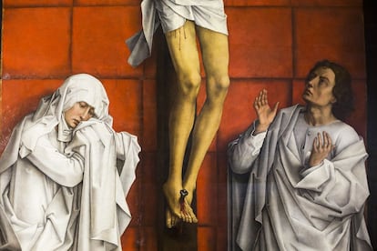 'El Calvario' fue un regalo de Rogier van der Weyden a la Cartuja de Scchuet, en las afueras de Bruselas en 1460. Poco tiempo después fue vendido y sustituido por una copia de Antonio Moro, pintor de cámara de Felipe II. Al llegar a España pasó unos años en el Palacio del Bosque de Segovia en Valsaín antes de ser trasladado a El Escorial. Allí sobrevivió al incendio de 1671 y, aunque no estaba en la misma sala donde prendieron las llamas, las lacas y colores tierra del cuadro quedaron alterados debido al calor que sufrió, en la sala abovedada donde estaba.