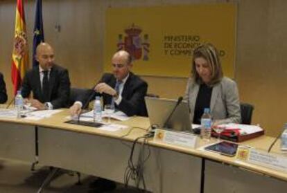 (izda a dcha) El secretario de Estado de Comercio, Jaime García- Legaz, el ministro de Economía, Luis de Guindos, y la consejera delegada del ICEX, Coriseo González-Izquierdo, durante la reunión de constitución del Consejo de Orientación Estratégica del ICEX, ayer en el Ministerio de Economía, en Madrid.