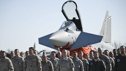 Militares españoles ante un caza Eurofighter del Ala 14 del Ejército del Aire en la base de Graf Ignatievo, en Bulgaria.