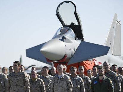 Militares españoles ante un caza Eurofighter del Ala 14 del Ejército del Aire en la base de Graf Ignatievo, en Bulgaria.