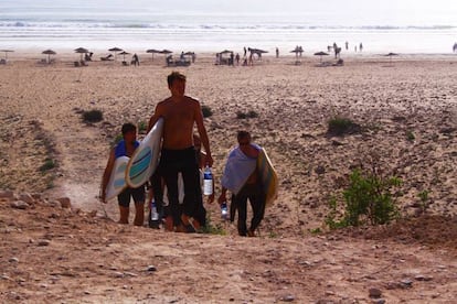 Los constantes vientos borrascosos, la playa salvaje y los buenos alojamientos de Sidi Kaouki (en la imagen) están convirtiendo esta localidad cercana a Esauria en uno de los mejores destinos de Marruecos para hacer surf.