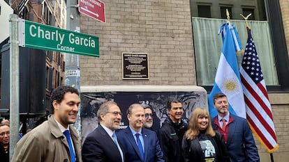 Funcionarios del consulado argentino en Nueva York, durante la inauguración de la esquina dedicada a Charly García, el pasado 6 de noviembre.