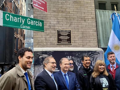 Funcionarios del consulado argentino en Nueva York, durante la inauguración de la esquina dedicada a Charly García, el pasado 6 de noviembre.