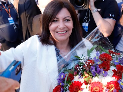 La alcaldesa de París, la socialista Anne Hidalgo, recibe un ramo de flores después de su victoria en la segunda vuelta de las municipales, este domingo.