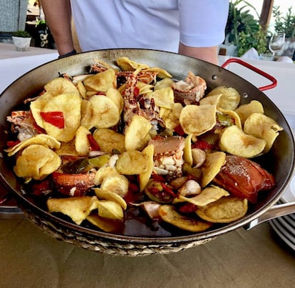 PAELLA CON LA LANGOSTA, PATATAS, PIMIENTOS Y AJOS FRITOS / CAPEL