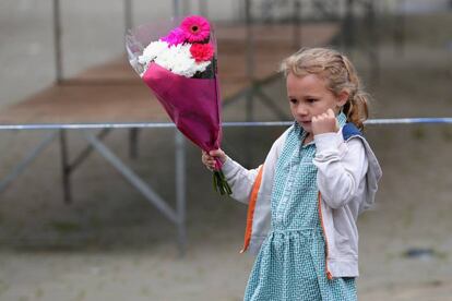 Cientos de personas han depositado flores y tarjetas cerca del lugar donde la política laborista perdió la vida.