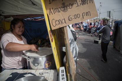 María Elena Pérez Nava, mexicana de 30 años, es voluntaria y la máxima responsable de la cocina de El Chaparral. Como el resto de migrantes llegó al campamento huyendo de la violencia de su comunidad y ahora espera un permiso para cruzar a Estados Unidos.