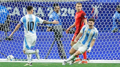 Julián Álvarez y Lionel Messi festejan el gol del joven delantero, en Atlanta.