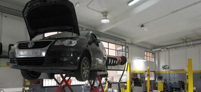 Imagen de un taller de reparación de automóviles de un trabajador autónomo.