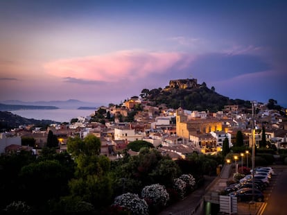 Vista de Begur y su castillo al atardecer, en la Costa Brava.