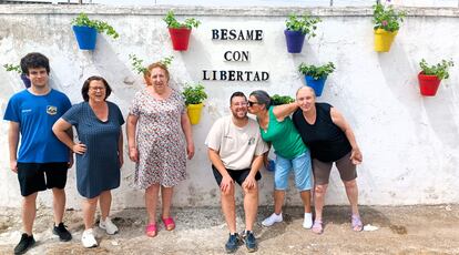 El edil de Igualdad y Diversidad, Rubén Bascón, junto a vecinos del municipio de Espeluy.