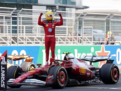 Lewis Hamilton celebra subido a su Ferrari la victoria al sprint en Shangháis, su primera como piloto de la Scuderia.