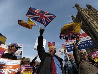 Miembros del antieuropeo Partido por la Independencia del Reino Unido (UKIP), frente al Parlamento brit&aacute;nico.