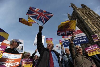 Miembros del antieuropeo Partido por la Independencia del Reino Unido (UKIP), frente al Parlamento brit&aacute;nico.