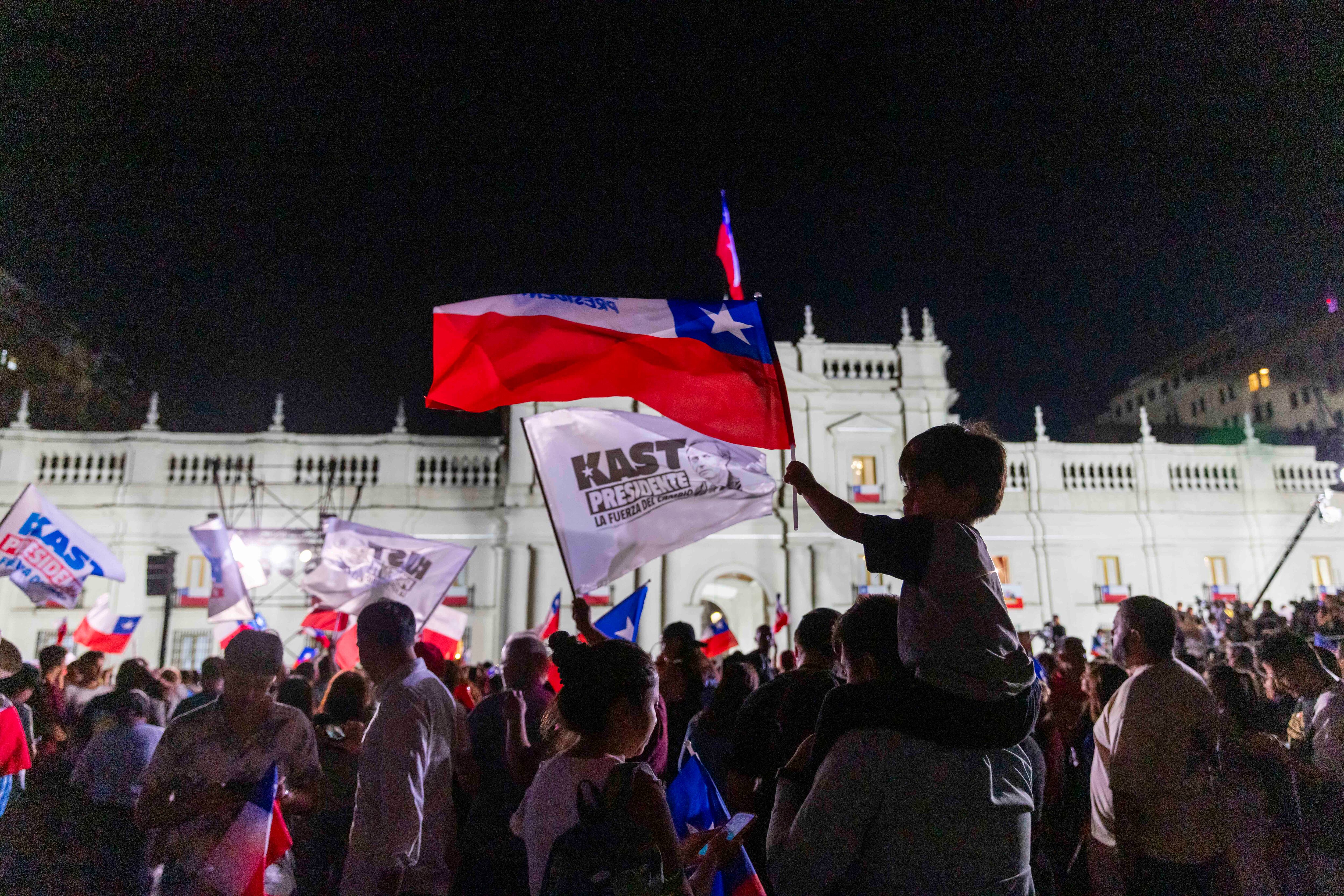 Adherentes José Antonio Kast llegan a la Plaza de la Constitución.