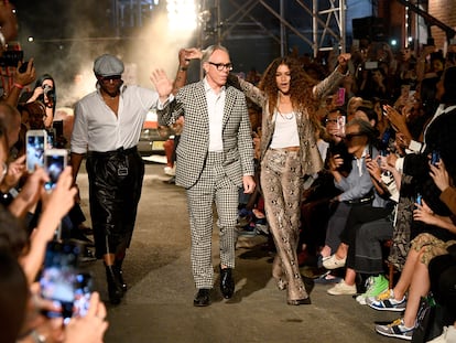 Tommy Hilfiger, el estilista Law Roch y Zendaya saludando al final del 'show'.