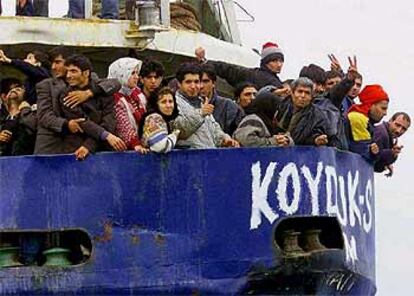 El barco turco <i>Ahmet Emon</i>, con refugiados kurdos, fue remolcado en el puerto de Puglia, Italia, en 2001.