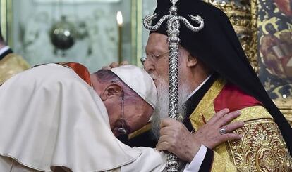 O patriarca Bartolomeo beija a cabeça do Papa.