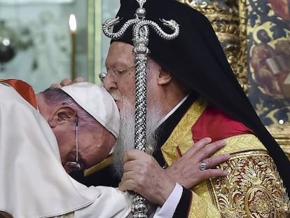 O patriarca Bartolomeo beija a cabeça do Papa.