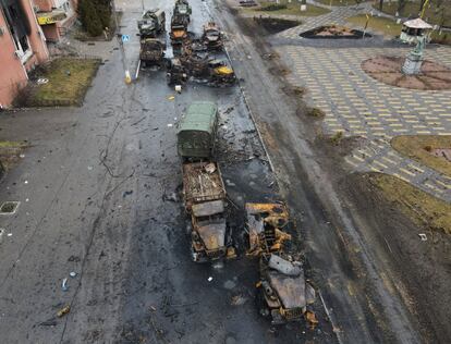 Vehículos militares rusos destruidos en una calle del asentamiento de Borodianka. Los ataques rusos han dejado sin agua y sin luz a Energodar (sur), la ciudad con la mayor central nuclear de Europa, según ha denunciado su alcalde.