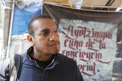 Vidulfo Rosales habla frente al Campo Militar Número 1, el 21 de septiembre en Ciudad de México.