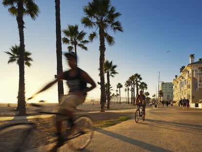 Ciclistas en el carril bici de South Bay, en Venice Beach, Los Ángeles (California).