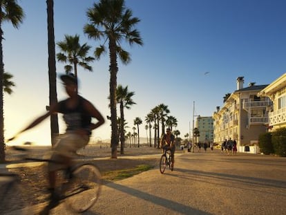 Ciclistas en el carril bici de South Bay, en Venice Beach, Los Ángeles (California).