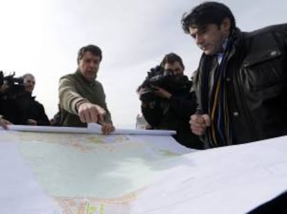 El presidente de la Comunidad de Madrid, Ignacio González (2i), junto al alcalde de Alcorcón, David Pérez (d), consulta unos planos durante una visita a los terrenos finalmente elegidos para ubicar Eurovegas. EFE/Archivo