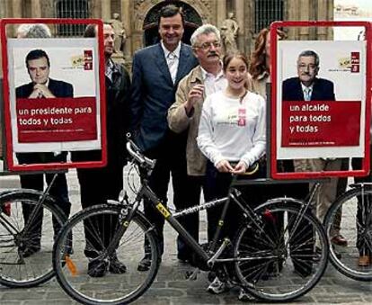 El secretario general del Partido Socialista en Navarra, Juan José Lizarbe (en el centro) junto al candidato socialista a la alcaldía de Pamplona, Francisco Calvo (el segundo por la izquierda) han presentado en Pamplona de la campaña "Publibici", con la que harán la publicidad de sus candidatos de una forma respetuosa con el medio ambiente.