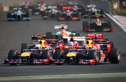 Sebastian Vettel (a la izquierda) y su compañero de equipo, Mark Webber, en cabeza.