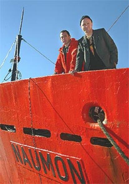 Los miembros de La Fura Alex Oller (izquierda) y Carlos Padrissa, en la cubierta del <i>Naumon.</i>