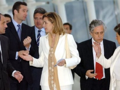 La Infanta Cristina junto a Francisco Camps, el periodista Miguel &Aacute;ngel Aguilar y Rita Barber&aacute; durante la entrega de los premios de periodismo Salvador de Madariaga en 2004 en Valencia. Al fondo, el duque de Palma.