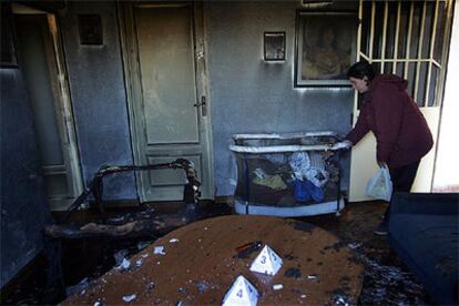 La madre de los niños llora junto a una cuna de la habitación que se incendió ayer en su casa de Castellón.
