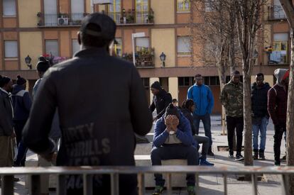 Concentración el la plaza Nelson Mandela del barrio de Lavapiés (Madrid) tras los disturbios vividos después del fallecimiento de Mmame Mbage.