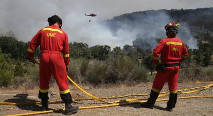 Dos membres de la Unitat Militar d'Emergències al terme d'Hoyos (Càceres).