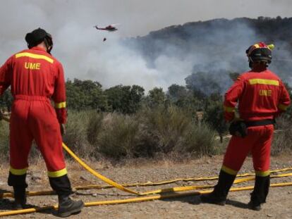 Dos miembros de la Unidad Militar de Emergencias en el t&eacute;rmino municipal de Hoyos (C&aacute;ceres).