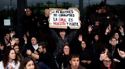 Manifestación de estudiantes universitarios en el campus de la Rey Juan Carlos de Móstoles, este martes.