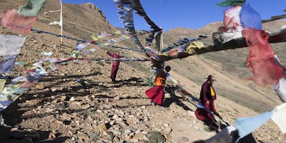 Varios monjes cerca del monasterio budista Tnagyud Gompa en Komik.