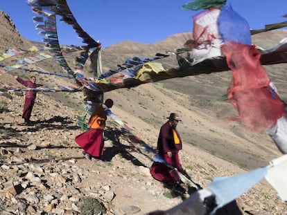 Varios monjes cerca del monasterio budista Tnagyud Gompa en Komik.