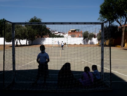 Alumnos en el patio de un colegio público de Sevilla.