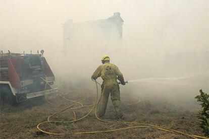Un bombero sofoca el fuego en Lamastredo, <i>concello</i> de Camariñas, hace cinco días.